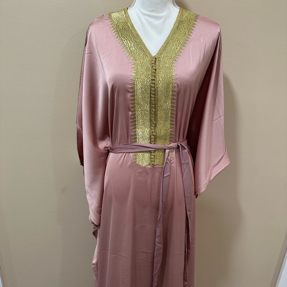 Moroccan Kaftan with Embroidery, blush pink - Picture 1 of 8